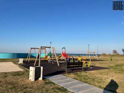 ..., panchine, attrezzi ginnici e giostrine